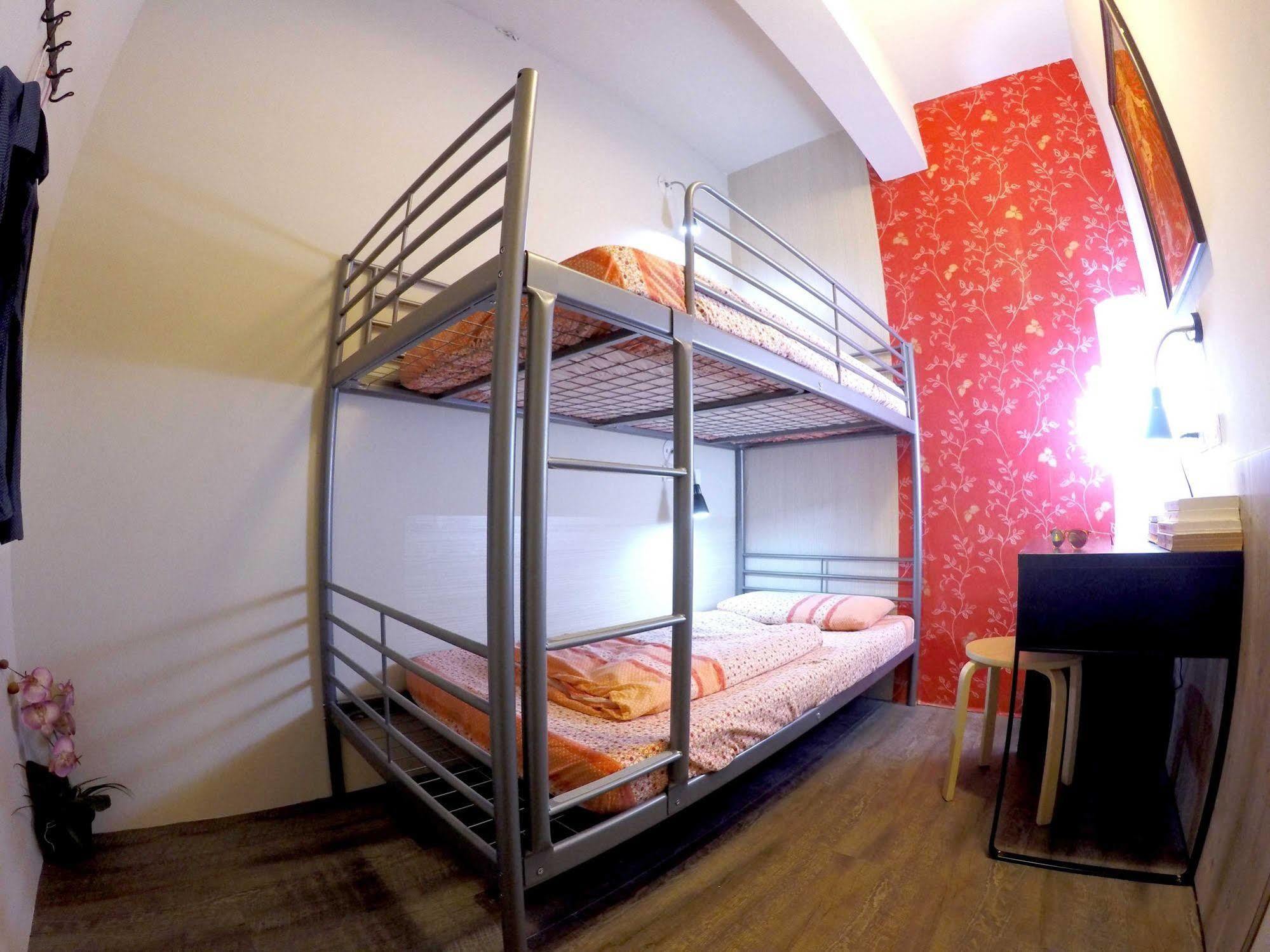Jv's Hotel 2*